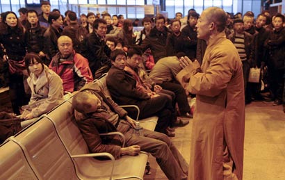 「佛教」凤凰评论：火车站“超度僧”引热议 宗教关怀打破冷漠坚冰