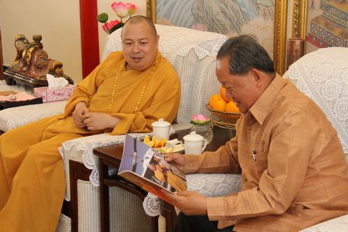 「阿桑」老挝副总理阿桑·劳里一行到访广东深圳弘法寺