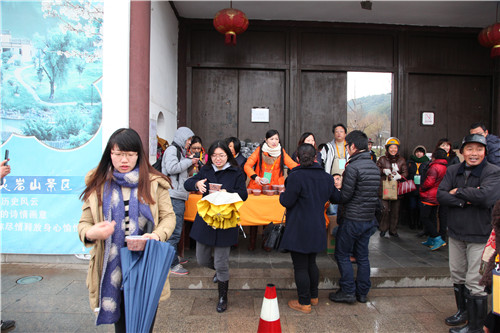 「灵岩山」苏州弘化社“传递感恩祝福，倡导健康生活”在灵岩山下施粥暖冬活动圆满举行