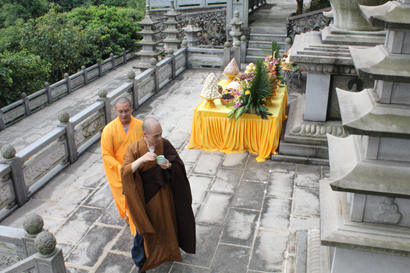 「大佛寺」广东广州市大佛寺僧俗大众赴佛世山庄秋季祭祖