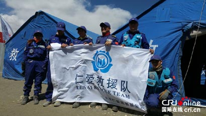 「志愿者」中国佛教界传递仁慈力量 仁爱志愿者与西藏灾民心连心