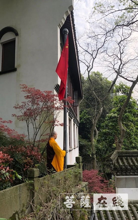 「升旗仪式」有序恢复开放首日,浙江省部分寺院举行升国旗仪式 「升旗仪式」有序恢复开放首日,浙江省部分寺院举行升国旗仪式