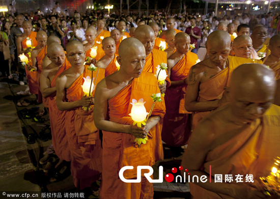 「僧侣」泰国举办宗教活动纪念万佛节 各寺庙和信众虔诚礼佛