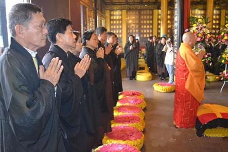 「峨眉山」马来西亚众居士造访峨眉山报国寺并举行祈福法会