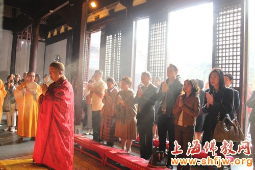 「泰国国王」泰国驻上海大使在龙华古寺为泰国国王祈福