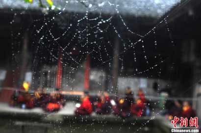 28名藏族僧人徒步进芦山 雨中为灾区民众祈福