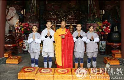 「佛教」湖北咸宁无相寺僧人跪拜230里朝觐昌明老和尚舍利
