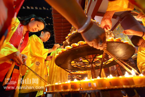 「南山寺」三亚南山寺三十三观音堂：万灯祈福