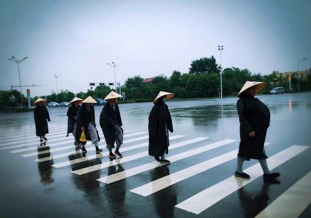「佛教」无锡市惠山寺僧人行脚朝礼安徽九华山