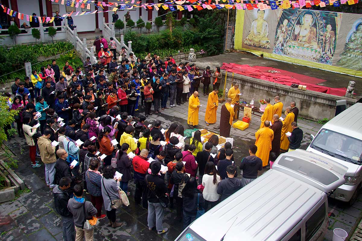 「佛教」武汉三昧群在武汉卓刀泉寺举行放生活动