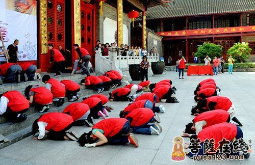 「栖霞寺」南京栖霞寺僧众带领义工朝拜佛顶骨舍利(图)