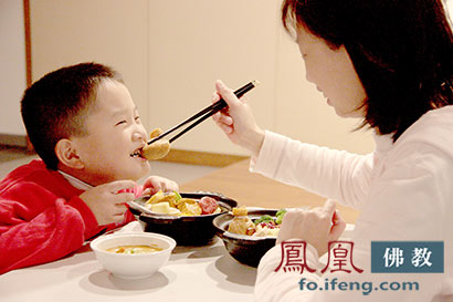 「法鼓山」放下手机吃年饭 台湾法鼓山禅味新年倡导惜福