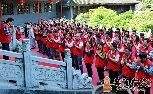 「栖霞寺」南京栖霞寺僧众带领义工朝拜佛顶骨舍利(图)