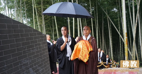 「佛教」安徽紫金寺四众弟子恭请觉真长老灵骨入塔安奉 「佛教」安徽紫金寺四众弟子恭请觉真长老灵骨入塔安奉