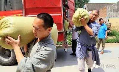 「小麦」少林僧人连夜搬运5万斤小麦捐给受灾群众