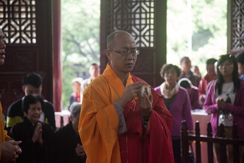 「佛教」广东韶关南华禅寺举行清明追思放生法会