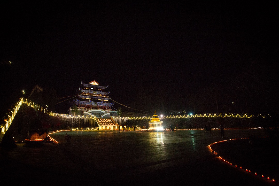 「万众」广东韶关东华禅寺举行万众供灯典礼