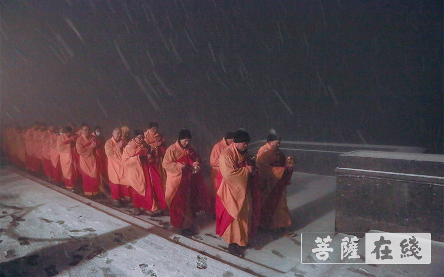 「峨眉山金顶」十月瑞雪飞金顶 万盏明灯供普贤 「峨眉山金顶」十月瑞雪飞金顶 万盏明灯供普贤
