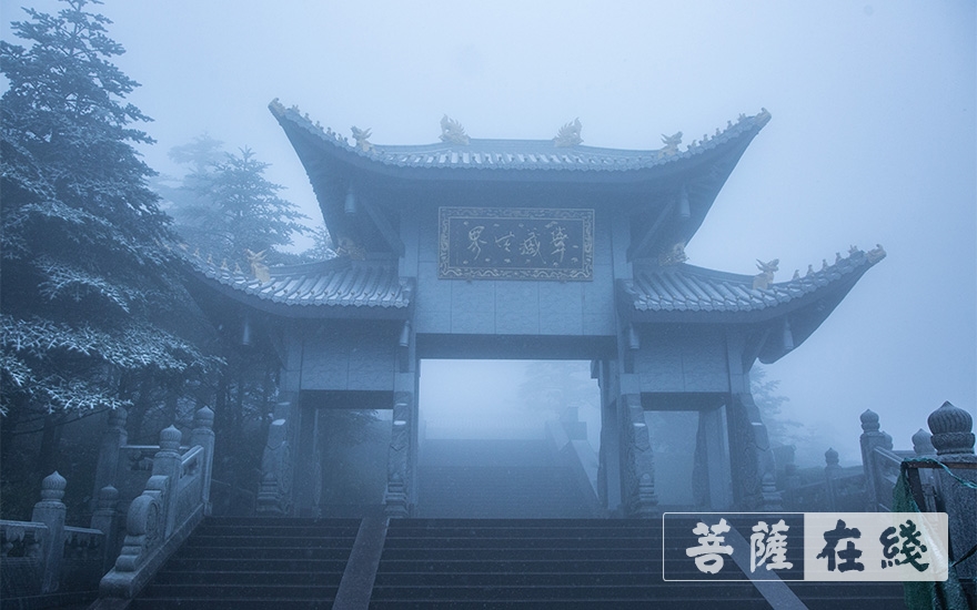 「峨眉山金顶」十月瑞雪飞金顶 万盏明灯供普贤 「峨眉山金顶」十月瑞雪飞金顶 万盏明灯供普贤