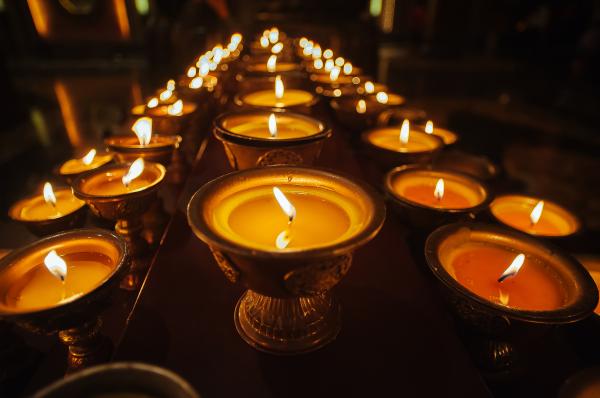 「佛教」首届少林无遮大会期间，少林寺举行世界传灯祈福 近两千名善信传心灯
