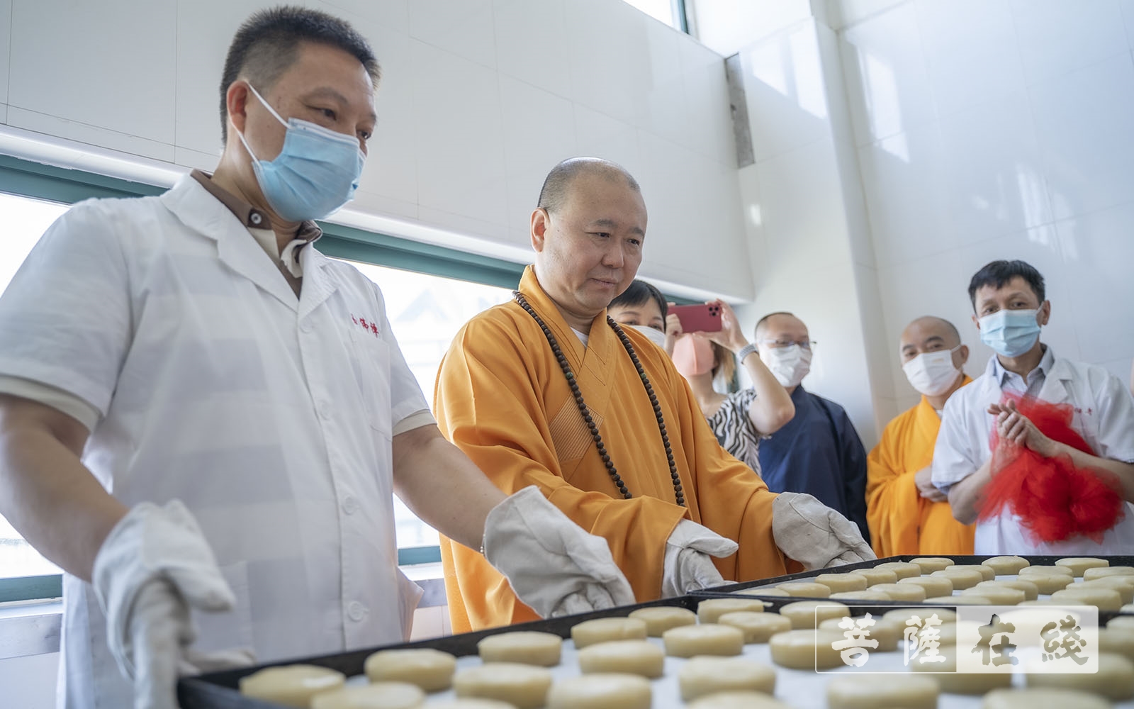 「摄影」开炉大吉!上海玉佛禅寺2021年第一批净素月饼尝鲜 「摄影」开炉大吉!上海玉佛禅寺2021年第一批净素月饼尝鲜