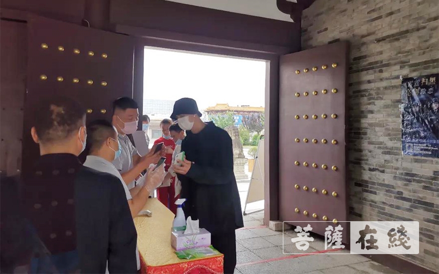 「法门寺」陕西法门寺有序开放首日举行升国旗仪式