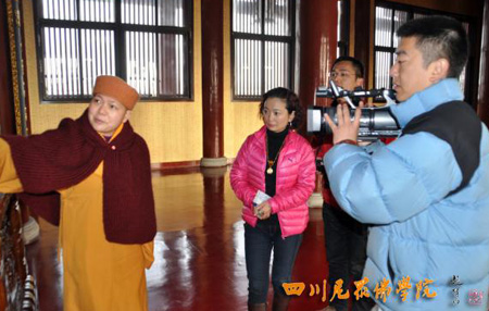 「佛教」“佛教女众修行帮扶计划”拍前期短片 四川尼众佛学院接受采访