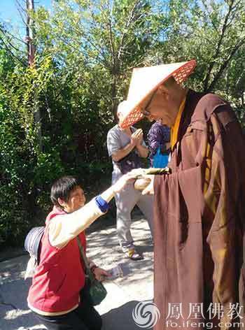 「佛教」河北张家口云泉禅寺戒场举办托钵法会