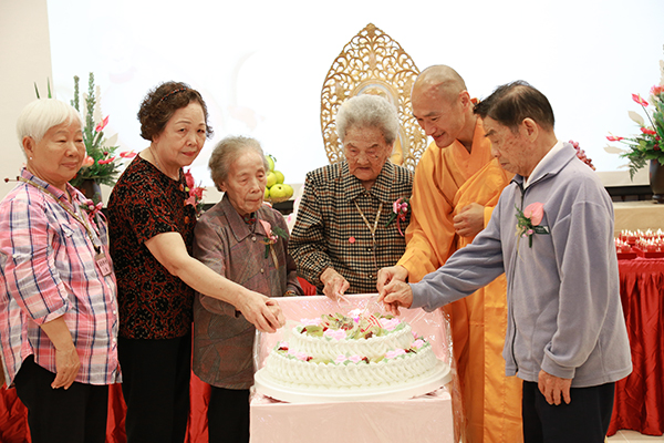 「佛教」旭日又东昇 基隆精舍为老寿星奉茶祝寿 「佛教」旭日又东昇 基隆精舍为老寿星奉茶祝寿
