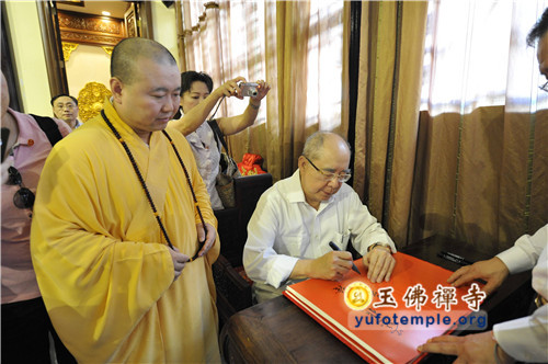 「佛教」中国国民党荣誉主席吴伯雄参观上海玉佛禅寺 「佛教」中国国民党荣誉主席吴伯雄参观上海玉佛禅寺