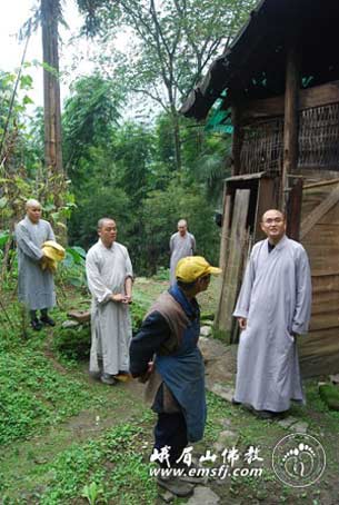 「佛教」重阳节践行慈悲行愿 峨眉山佛协慰问五保户老人