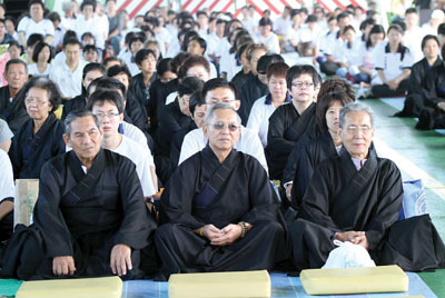 「佛教」海上法会祈亡魂脱苦海 300人渡轮上设坛诵经