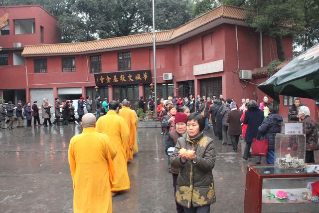 「华岩」重庆华岩文教基金会昨日举行新年点灯祈福活动 「华岩」重庆华岩文教基金会昨日举行新年点灯祈福活动