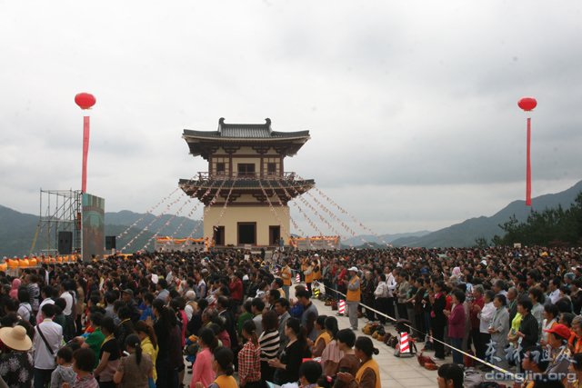 「佛教」佛诞日 庐山东林寺举行东林大佛装藏祝圣法会(组图) 「佛教」佛诞日 庐山东林寺举行东林大佛装藏祝圣法会(组图)