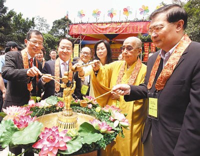 「佛教」香港宝莲禅寺浴佛节，千人同庆共祈世界和平