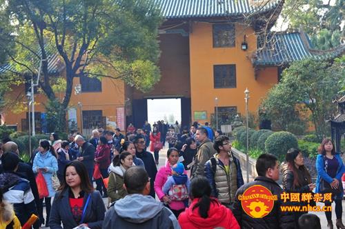 「社会万象」广东南华禅寺新颜迎新年 八十老妇虔诚拜六祖