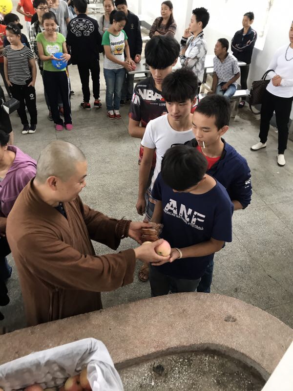 「敬老院」印悟法师率湖南大同禅寺僧众为敬老院和学生送中秋祝福