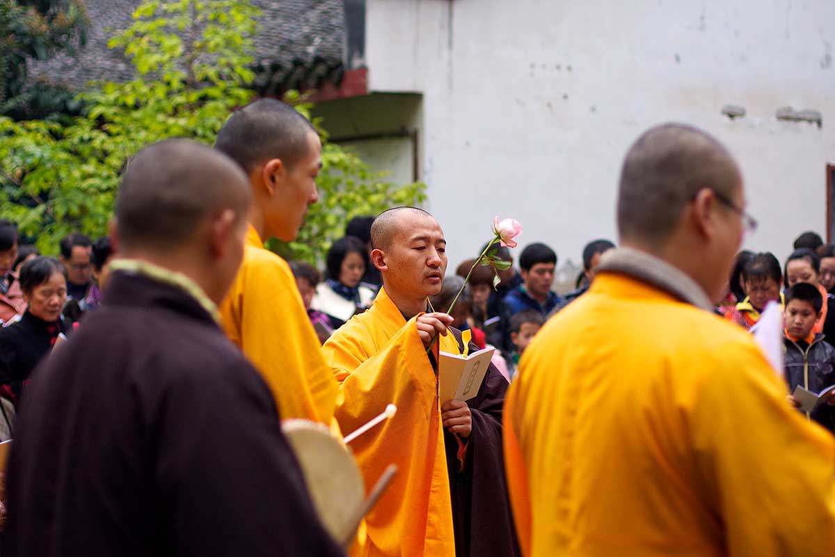 「佛教」武汉三昧群在武汉卓刀泉寺举行放生活动