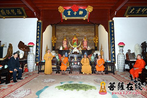 「佛教」南传佛教代表团参访普陀山 王健司长、道慈法师亲切会见
