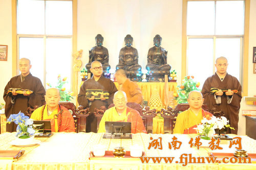 「佛教」湖南省佛教协会2015年传授二部僧戒法会广法寺(男众)举行结界洒净 「佛教」湖南省佛教协会2015年传授二部僧戒法会广法寺(男众)举行结界洒净
