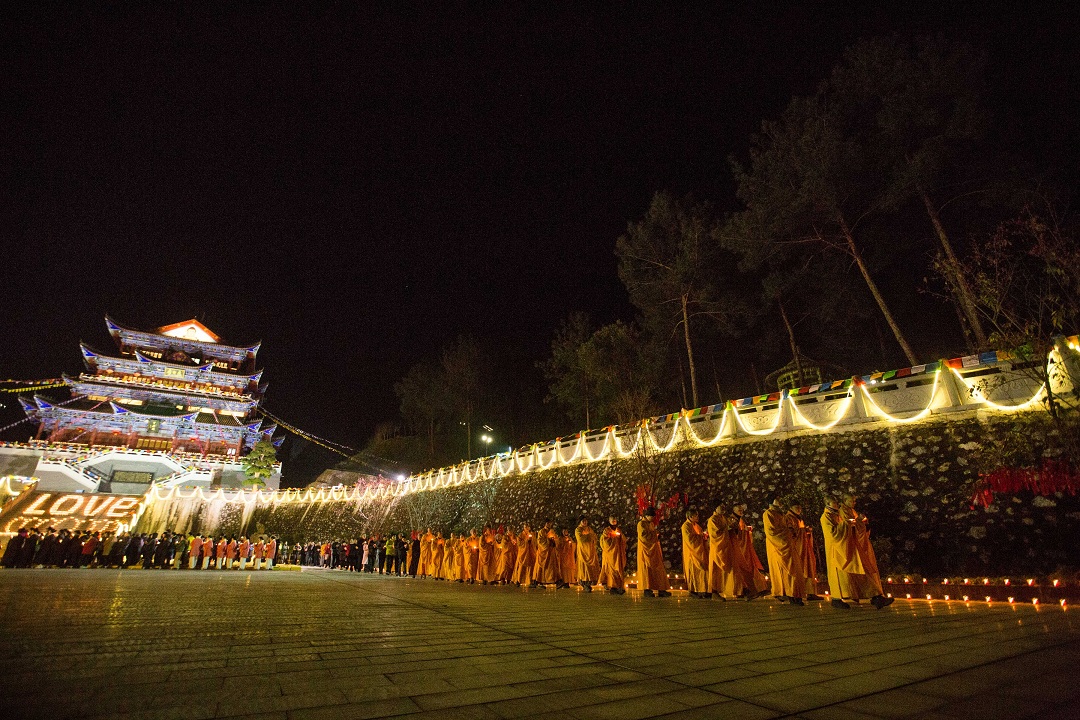 「万众」广东韶关东华禅寺举行万众供灯典礼