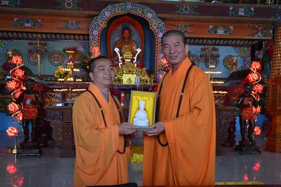 「南海禅寺」寻根溯源 台湾明光法师率团拜访南海禅寺 「南海禅寺」寻根溯源 台湾明光法师率团拜访南海禅寺