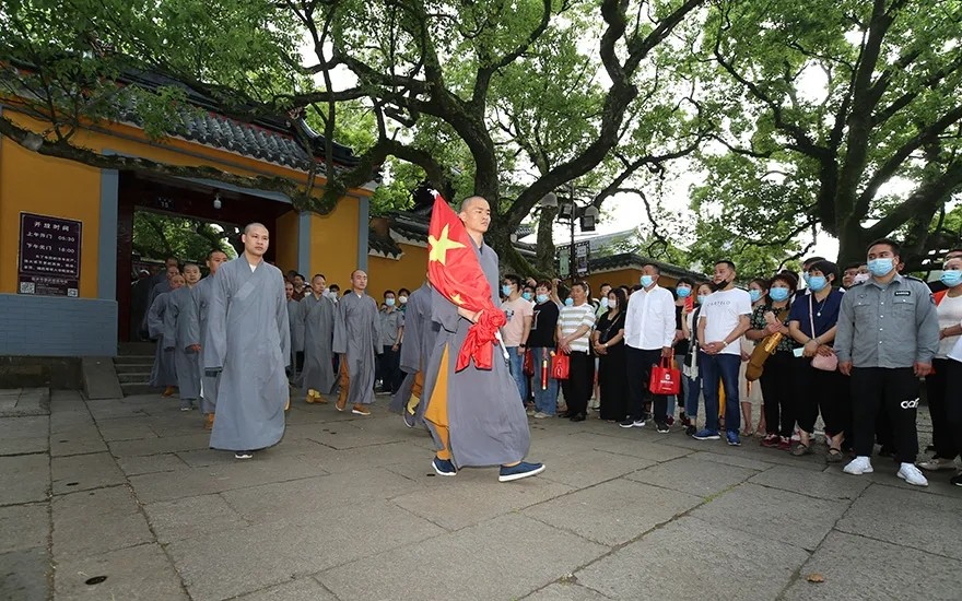 「升旗仪式」爱国爱教，普陀山等宗教场所恢复开放首日升国旗