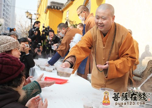 「腊八节」各地寺院腊八施粥忙　喜迎吉祥新年