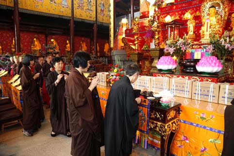 「乾隆大藏经」浙江宁波居士团专赴绍兴炉峰寺赠送乾隆大藏经