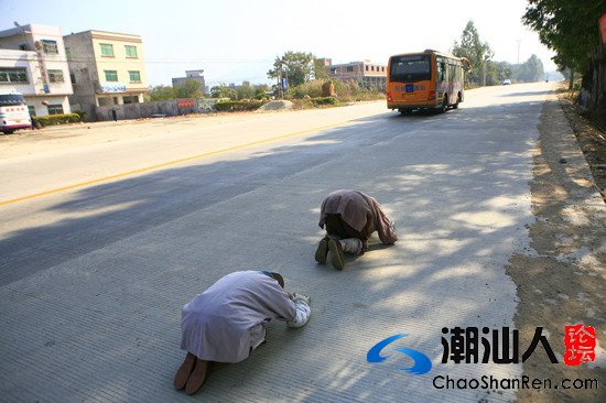 「苦行僧」苦行僧9年朝拜10万里路 三步一跪过惠东