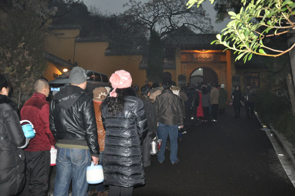 「佛教」江苏徐州市各佛教寺院腊八节隆重举行纪念佛陀成道日及施粥活动