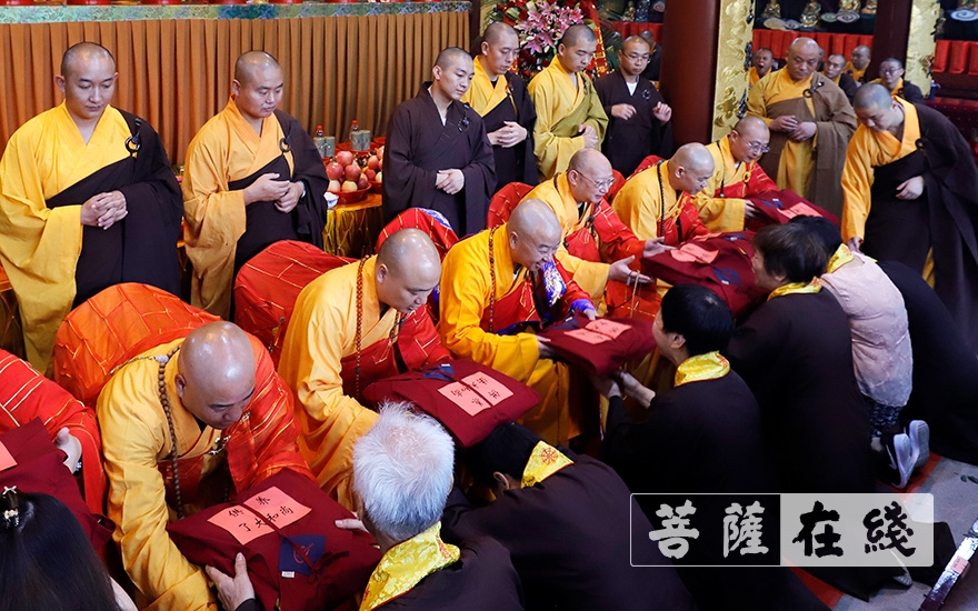 「佛教」绍兴龙华古寺和龙华证道海会慈善联合会在孝道月举办首次供僧法会