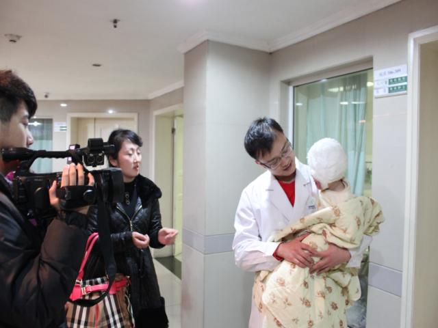 「盼盼」重庆华岩文教基金会前往西南医院看望烧伤男婴柳盼盼