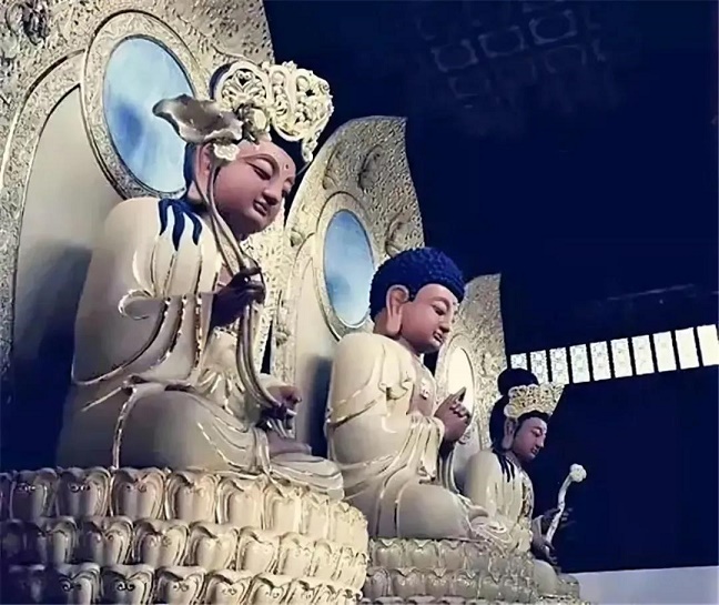 「华严经」今日恭迎华严菩萨圣诞，愿无量佛光遍照娑婆世界！